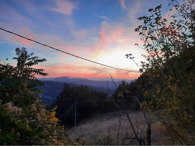 foto del paesaggio del ghiro rosso tra le colline